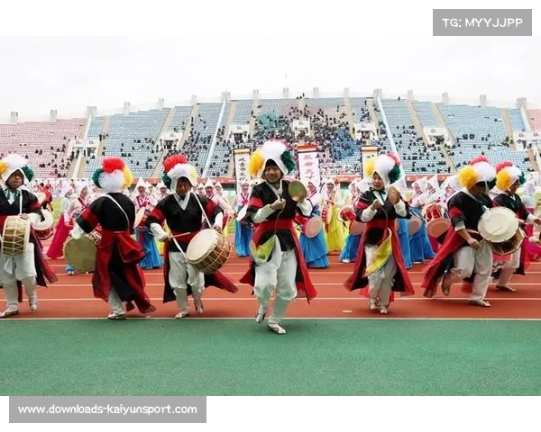 中场表演当地文化舞蹈，赛场娱乐多元化